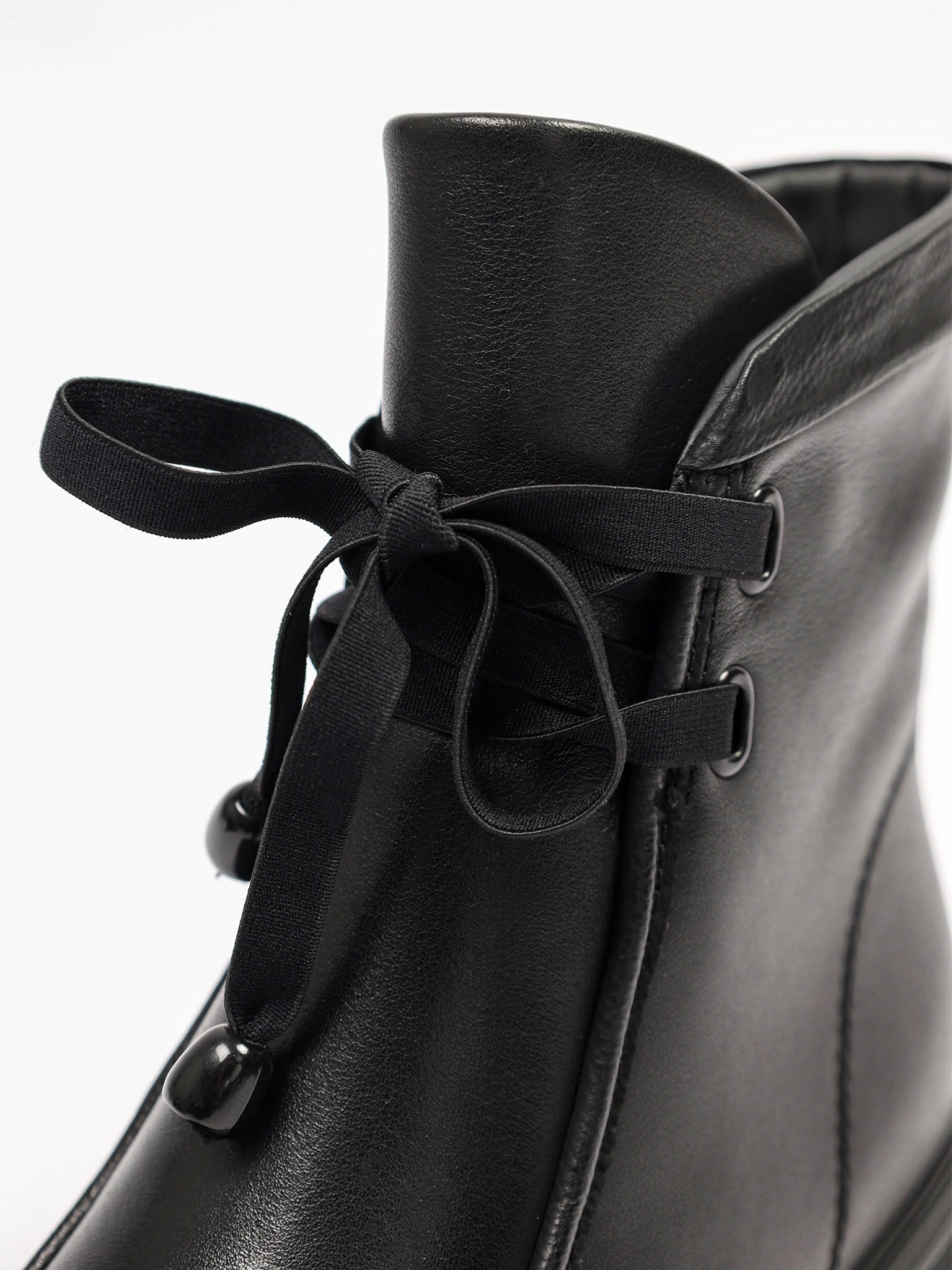 Ботинки черного цвета на среднем каблуке